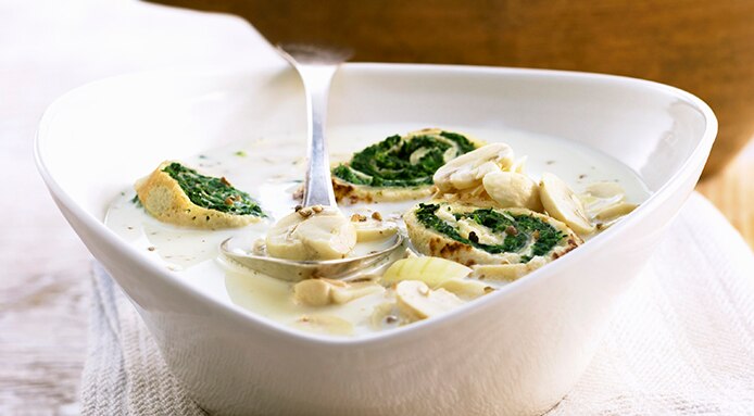 Crema de champiñones con crêpes de espinacas