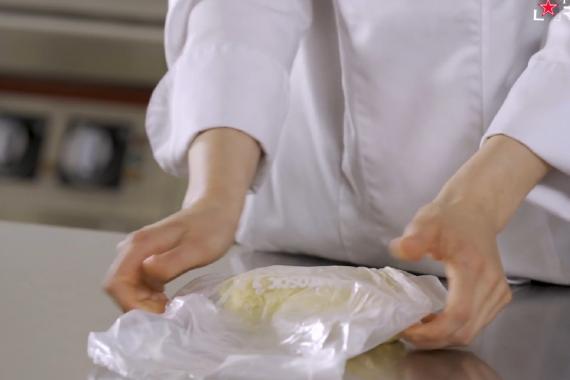 Mete la masa en una bolsa biodegradable