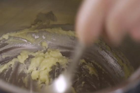 Removiendo un roux en la sartén.