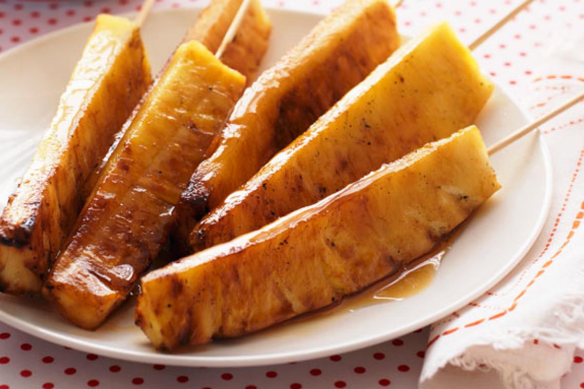 Brochetas de piña a la parrilla
