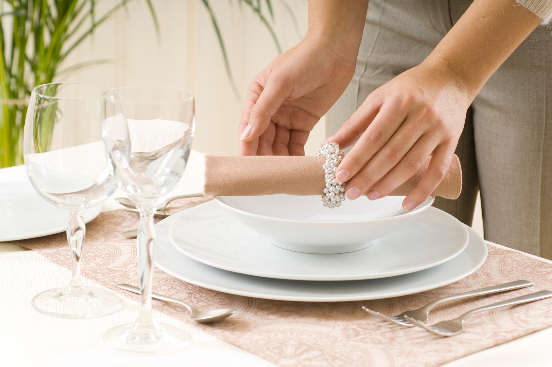 Cómo se colocan los cubiertos en la mesa