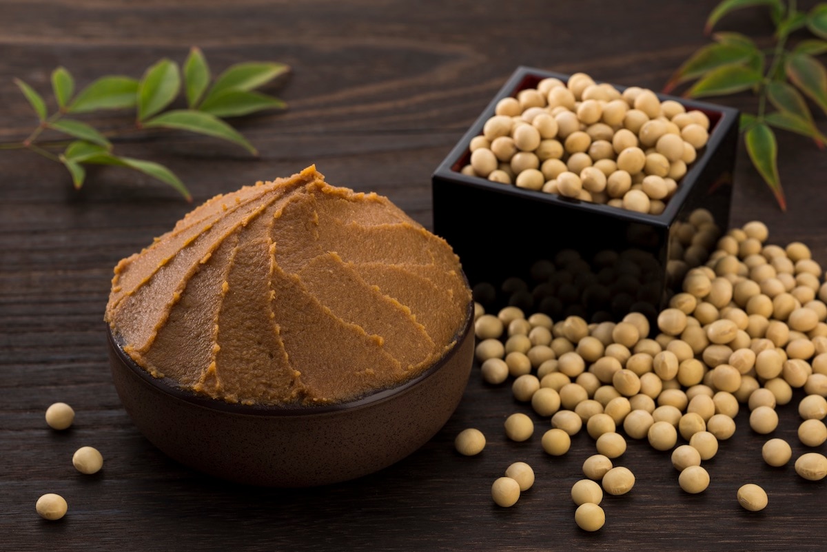 Miso: qué es, propiedades y usos en cocina