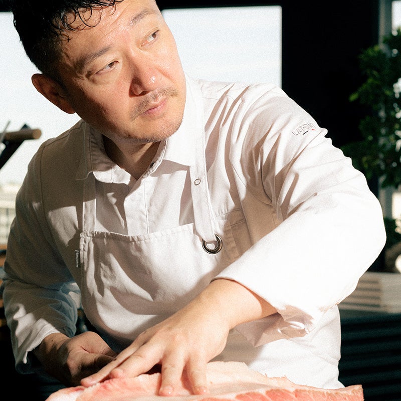Chef Endo Kazutoshi cutting fish.