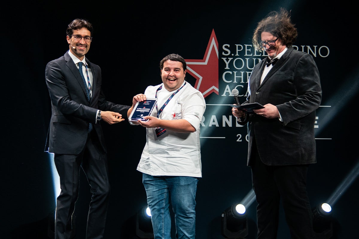 Artur Gomes with the Award