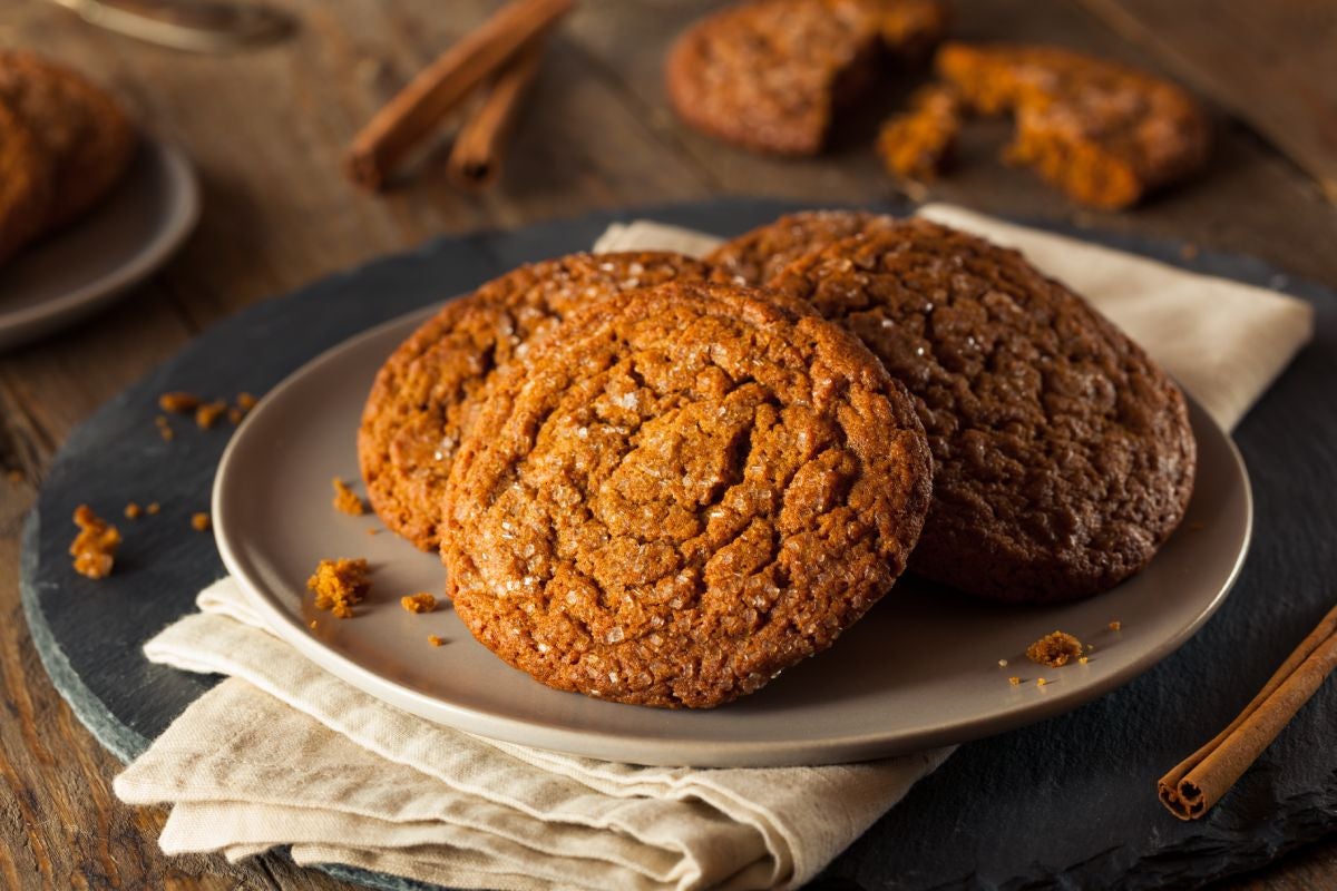 A plate with spicy and aromatic gingersnaps cookies
