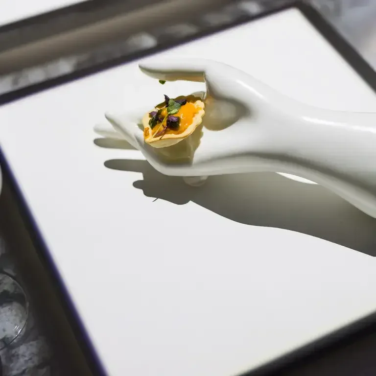 Immersive Dining with 7 Paintings