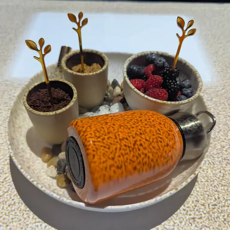 Immersive Dining with 7 Paintings