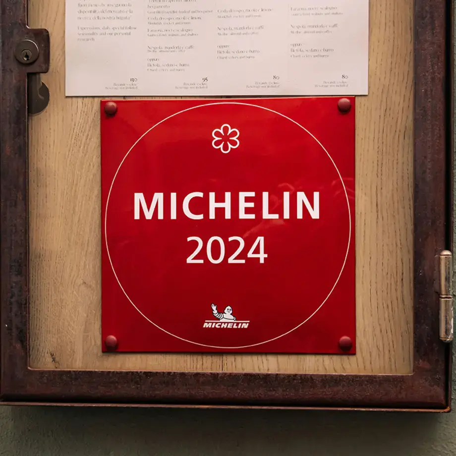 A Michelin plaque.
