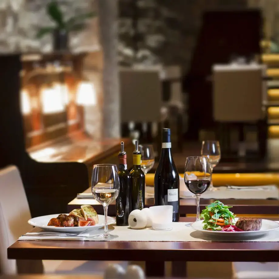 elegant restaurant inside ©StockFood