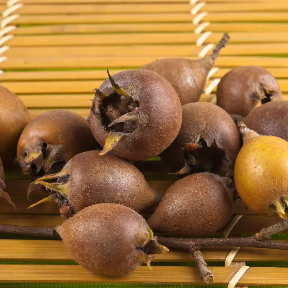 medlar fruits om table ©iStock