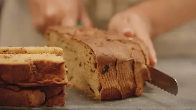 panettone being sliced