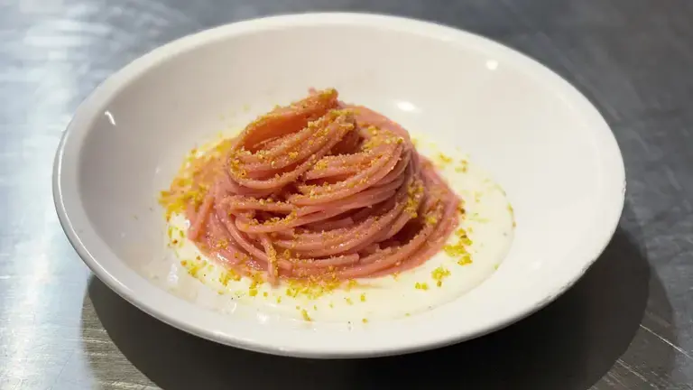 Spaghetti with beetroot cream served in the pan
