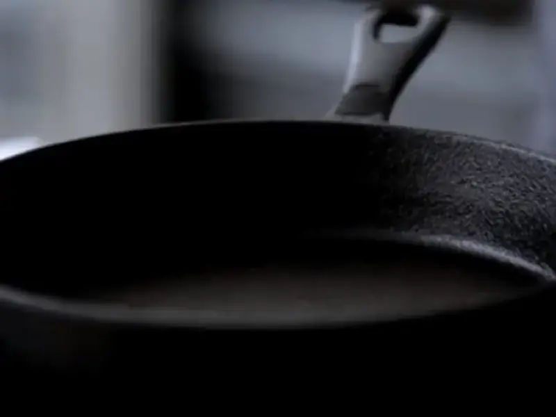 Video: How To Season A Cast Iron Pan