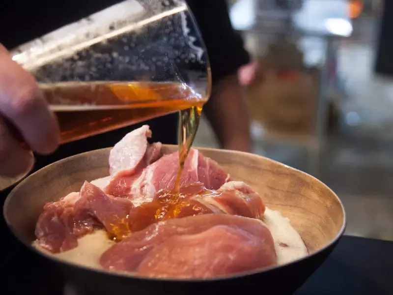 marinating meat with beer ©iStock