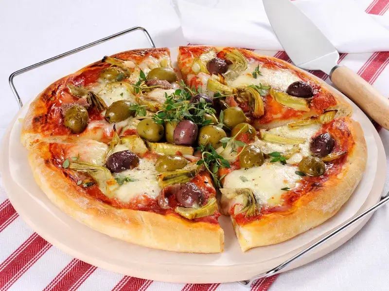 pizza with olives and artichokes ©StockFood _ Pizzochero, Franco