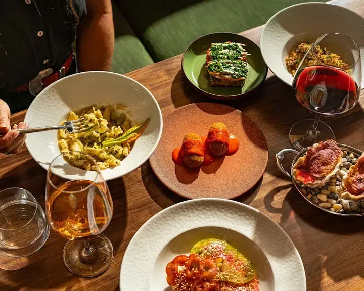 Folia Bar &amp; Kitchen